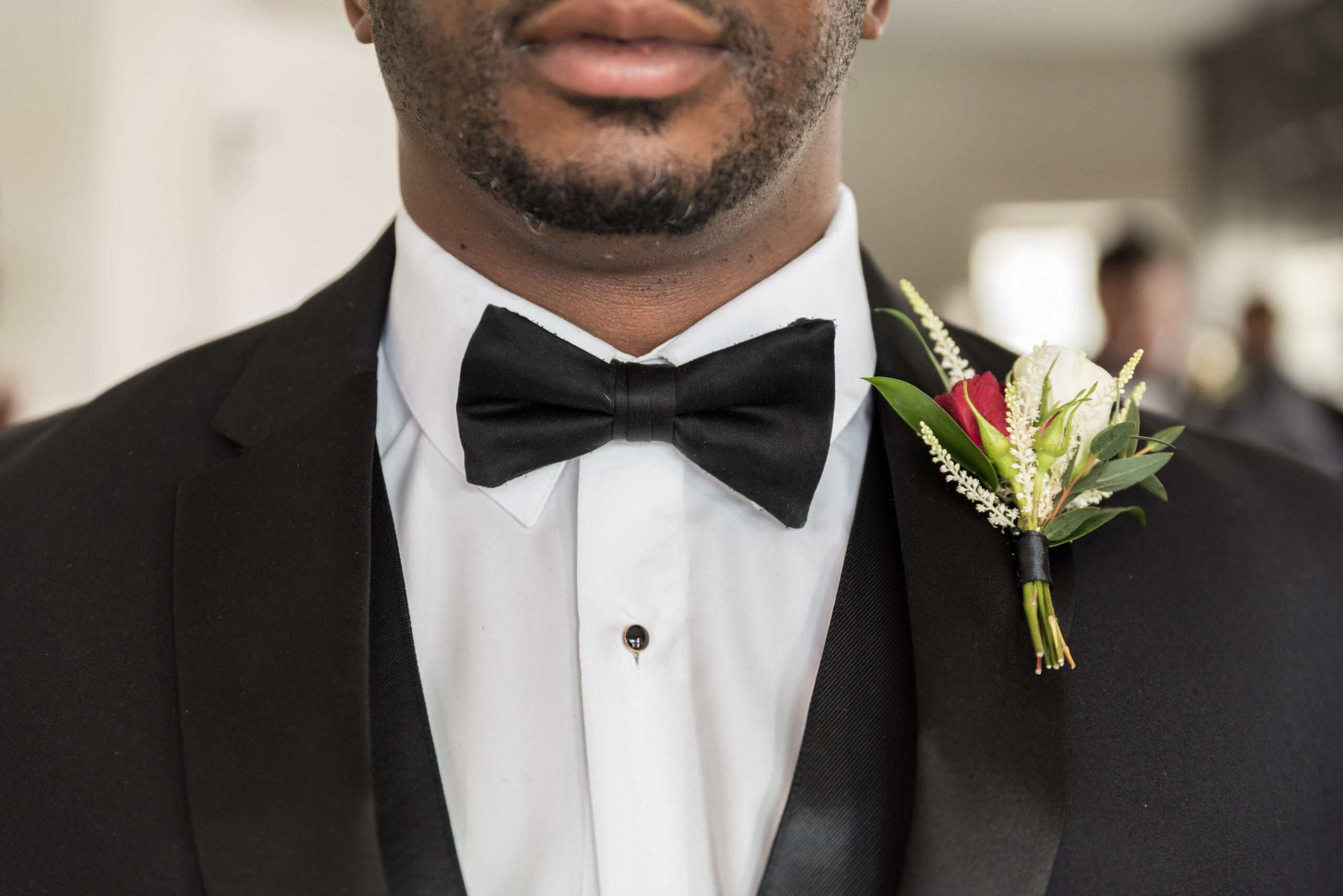 Groom-in-classic-suit-and-tie