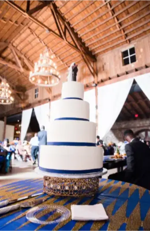 550-trackside-rustic-elegance-decor-wedding-cake