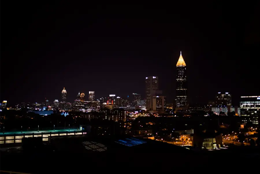 ventanas venue night skyline view